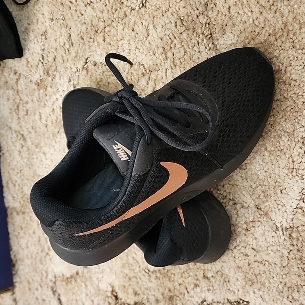 Nike Tanjun Women’s Size 9 Black & Bronze Mesh Running Shoes